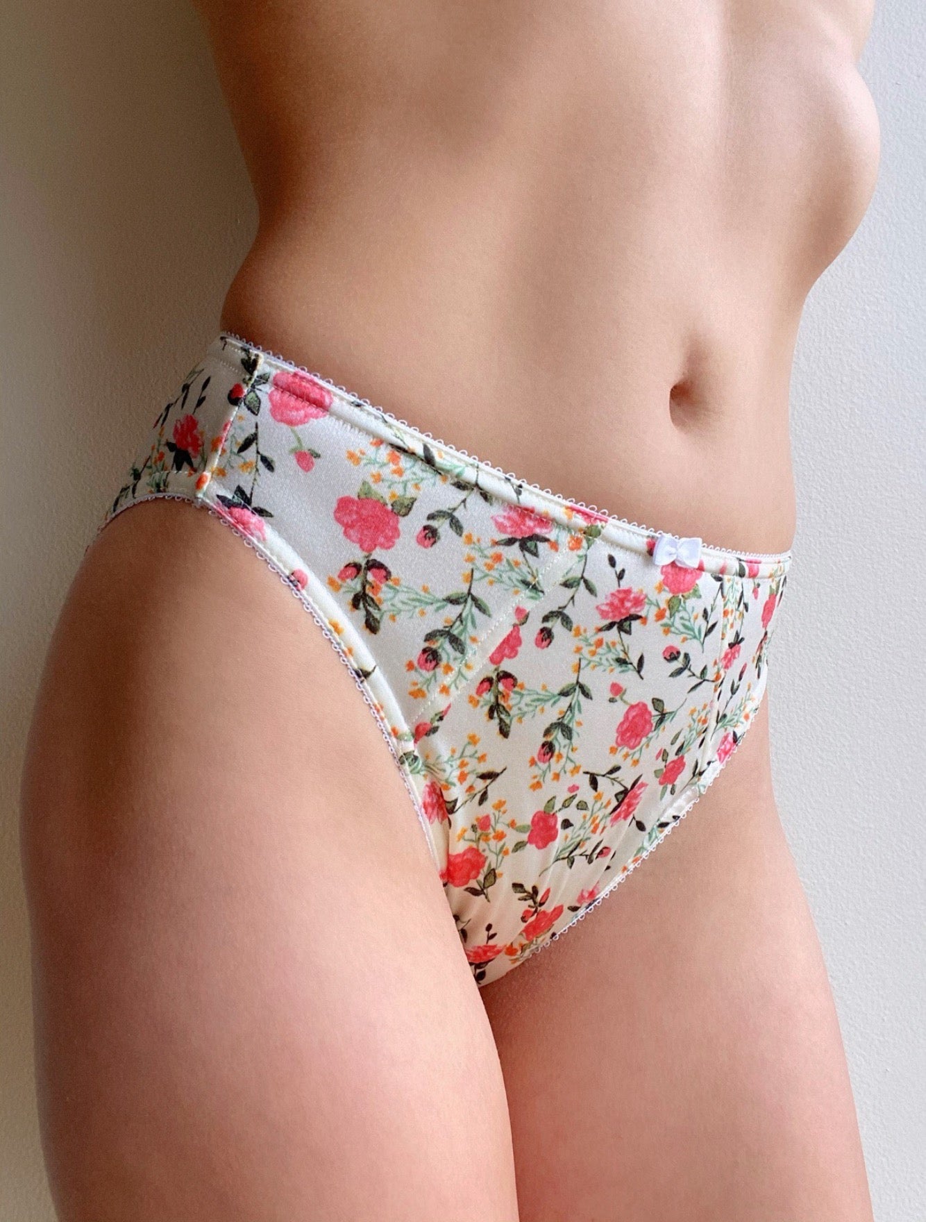 Side view rose-print panties with scalloped edge and contrast elastic trim